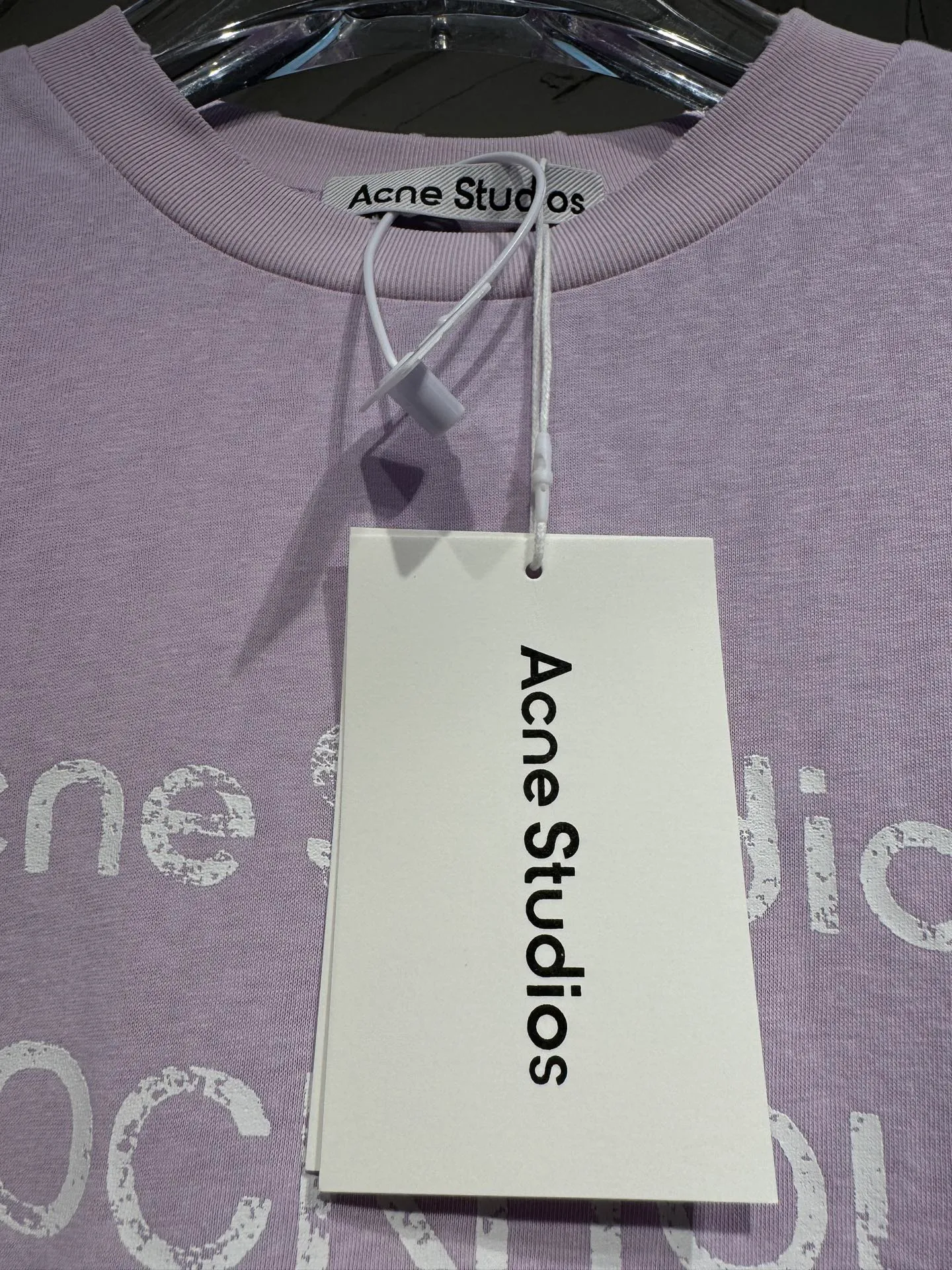 The highest version of Acne Studios long-sleeved Series distressed, dirty and mud-dyed long-sleeved T-shirts. The long-sleeved T-shirts with stir-fried colors and distressed edges are not picky. The snowflake cotton fabric feels soft and smooth and is not easy to wash. The fabric has been processed so it is sturdier than the quality ones in the counter. It can be used as sun protection clothing in summer. The same fabric as the original one is relatively thin. The feel and count are in place. The fried yellowing effect is cool. The printing effect is also in place. Details are online for comparison. 1 color four sizes #long sleeve t-shirt # #acne Color: White, Black, Light Blue, Light Pink, Purple Size: S M LXL